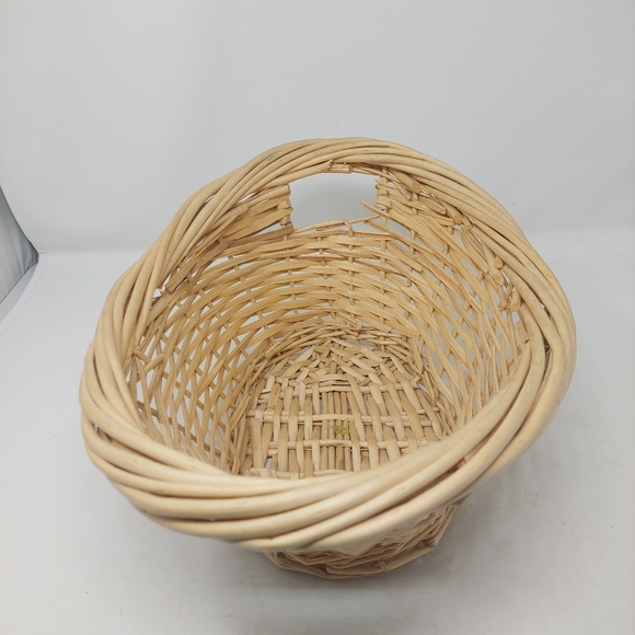 Willow Oval Wicker Basket Cut Out Handles Tan Storage Decorative Gift 16x10x8 - Picture 2 of 8
